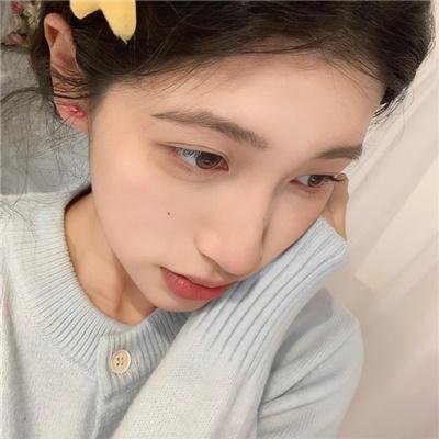 穿黄睡衣的女孩